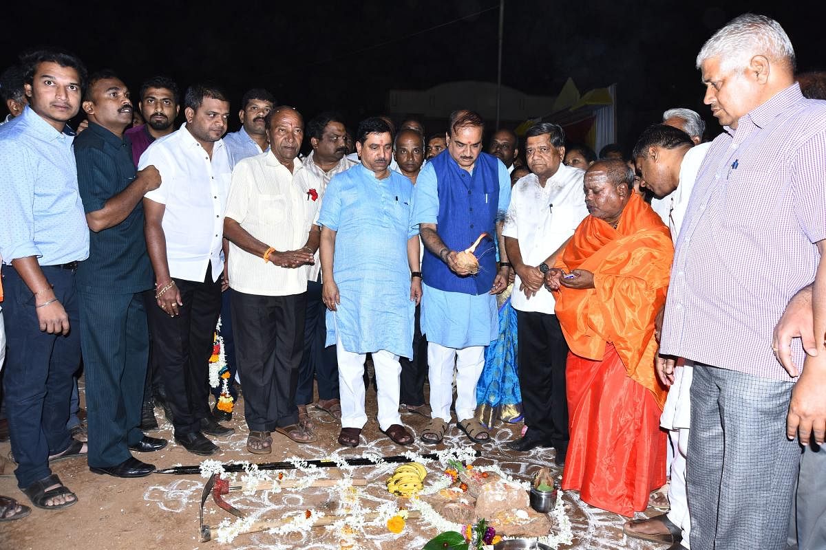 Union Minister Ananth Kumar performs Bhoomi Pooja to initiate concrete road development works under the CRF, at Vidyanagar in Hubballi on Saturday evening. Mayor D K Chavan, MP Pralhad Joshi, Leader of Opposition in Assembly Jagadish Shettar, and others look on.