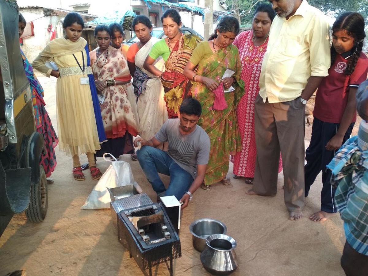 Agni Sakhi, housewives will have the same comfort as cooking with LPG stoves. As a result these eco-friendly stoves, have been considered a blessing by village homemakers.