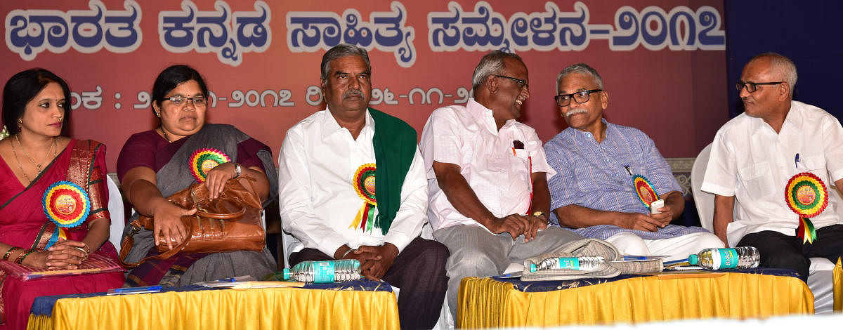 (Fourth from left) Sathish Kulakarni sharing a word with Prof. Ravi Varma Kumar during during session on Janapara Chaluvali, as part of 83rd Akhila Bharatha Kannada Sahithya Samelana, at Maharaja Centenary Hall, in Mysuru on Sunday November 26, 2017. (From left) (From left) Dr L G Meera, Varalakshmi, Chamarasa Malipateela, R N Chandrasekhar are seen - PHOTO / IRSHAD MAHAMMAD