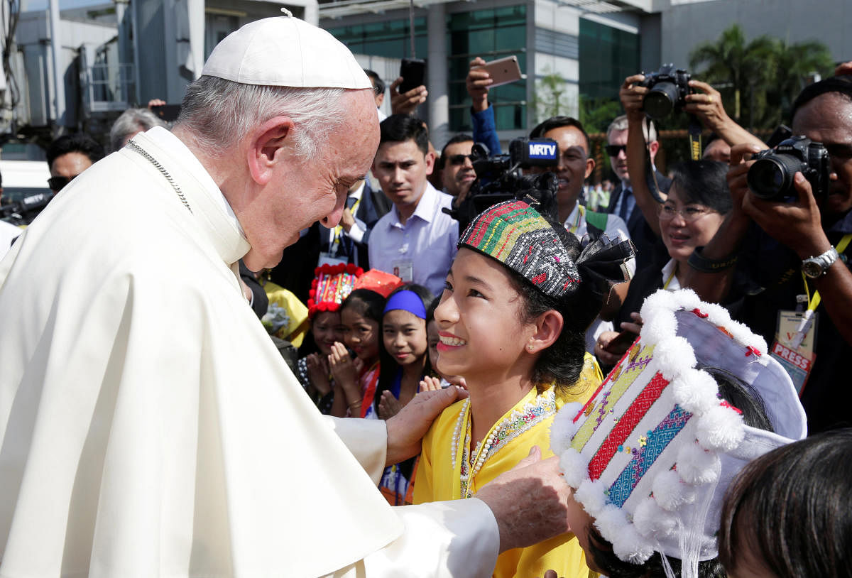 Pope starts Myanmar trip in shadow of Rohingya crisis