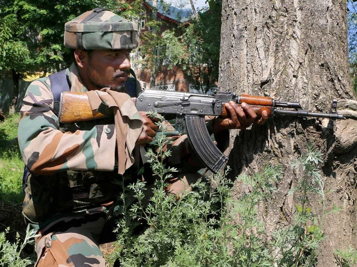 Pakistani troops opened fire at Indian posts along the Line of Control (LoC) in Jammu and Kashmir's Rajouri district in violation of the ceasefire, police said. PTI file photo