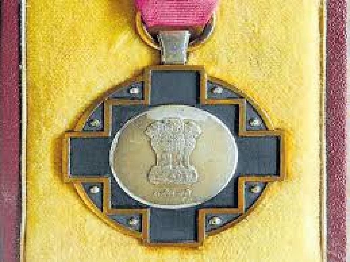 29smgdh--Padma Vibhushan medal conferred on poet laureate Kuvempu.