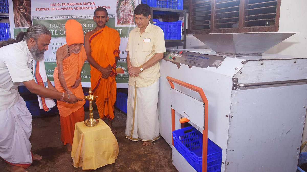 Pejawar seer Vishwesha Theertha Swami inaugurates the biodegradable waste management unit at Udupi Krishna Mutt on Monday.