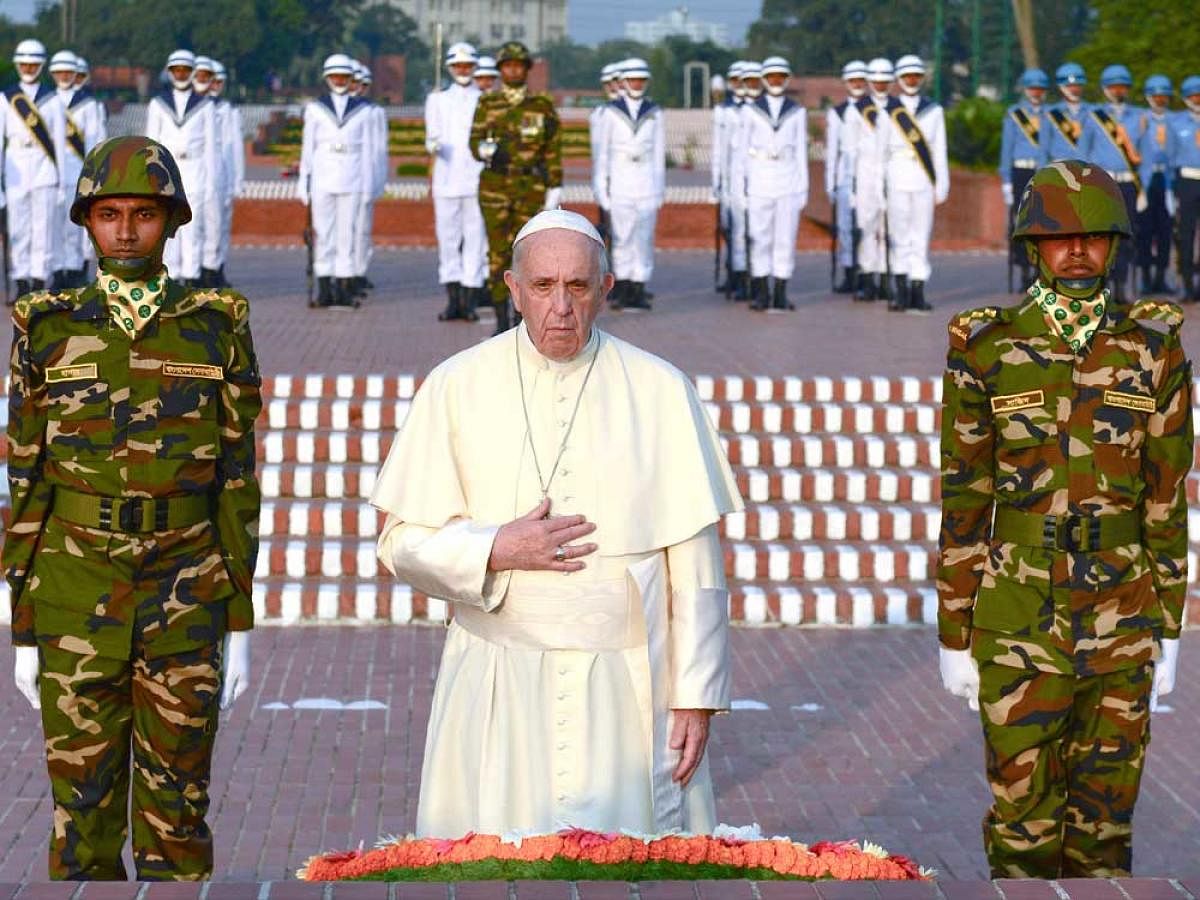 Pope Francis lays a floral wreath at the National Martyrs' memorial of Bangladesh in Savar, some 30 km from Dhaka, Bangladesh November 30, 2017.