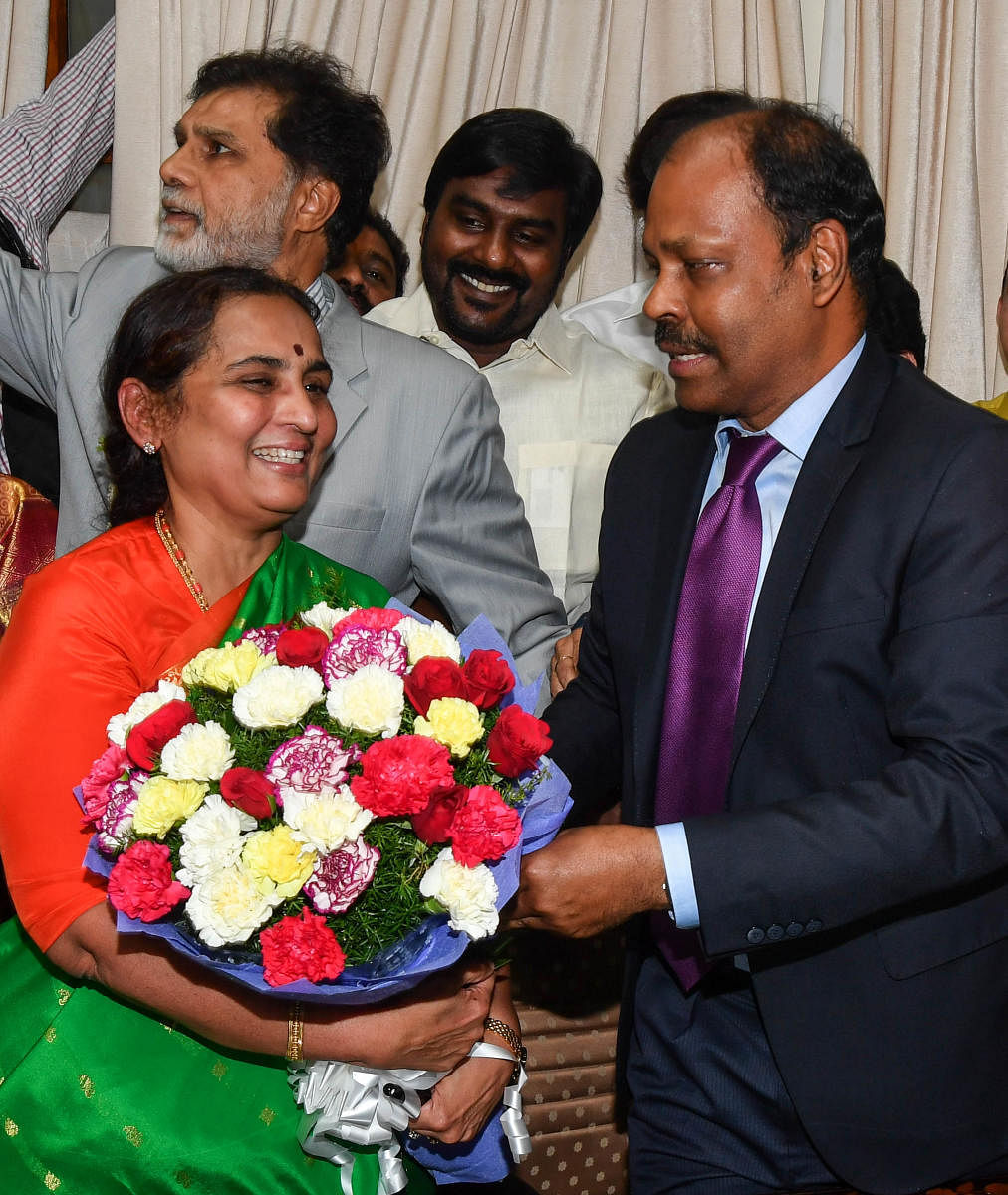 K Ratna Prabha takes charge as the chief secretary from outgoing chief secretary at the Vidhana Soudha in Bengaluru on Thursday. Her IAS officer husband Vidyasagar, who retired recently, is also seen. dh photo