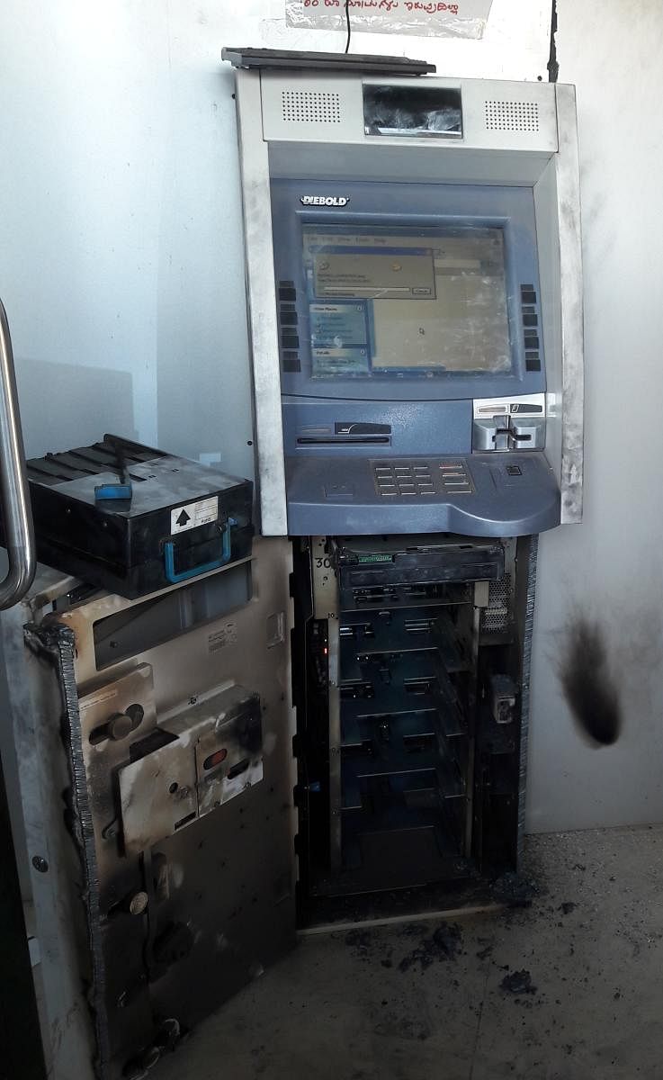 The ATM in Mundgod was targetted by thieves in the early hours of Thursday. DH Photo