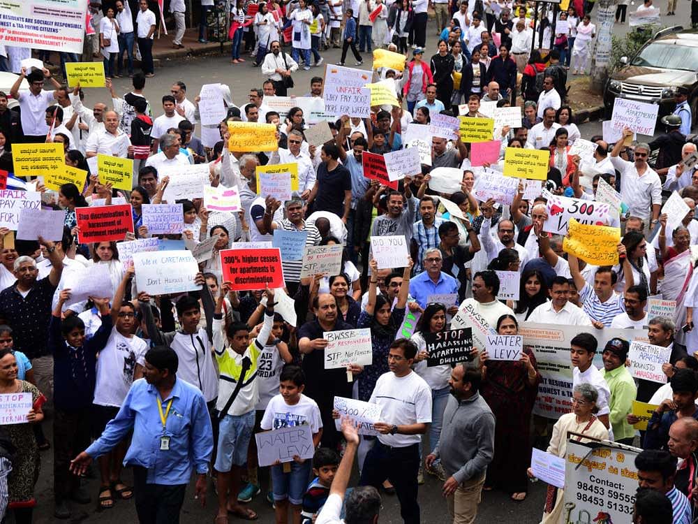 Over 10,000 apartment dwellers, under the umbrella of Bangalore Apartment Federation, staged a protest against the government's order to make STP mandatory for apartments with 50 units, in Bengaluru on Saturday.