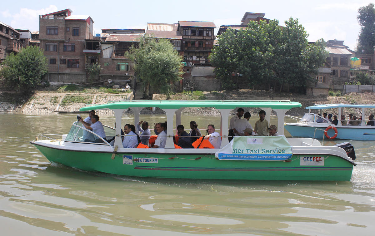 July-23, 2017-KASHMIR: Chief Justice Badar-Durrez Ahmad of Jammu and Kashmir High Court with senior Government officials inspecting River Jehlum by River Transport from Peerzo to Khankahi Moula (Shahi Hamdan) in old city of Srinagar, on Sunday. Tribune Photo/Mohammad Amin War