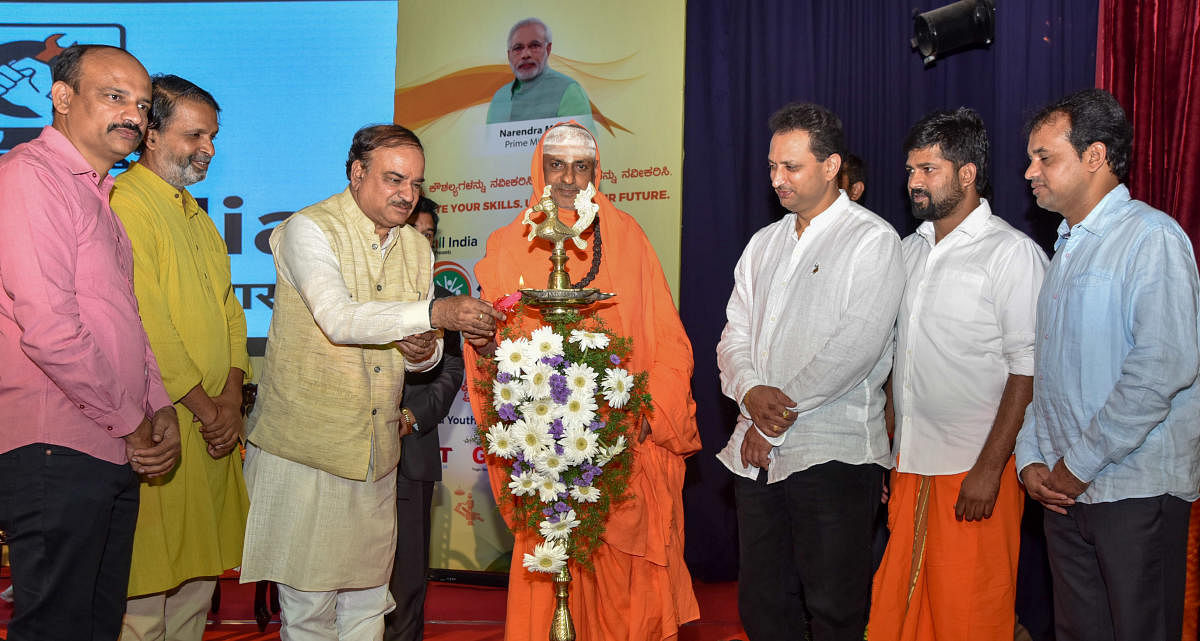 Union Parliamentary Affairs Minister Ananth Kumar inaugurates 'Skill on Wheels' programme at JSS College of Arts, Commerce and Science, in Mysuru, on Monday. Suttur mutt seer Shivarathri Deshikendra Swami, Union Minister of State for Skill Development and Entrepreneurship Ananth Kumar Hegde, and MP Pratap Simha are seen.