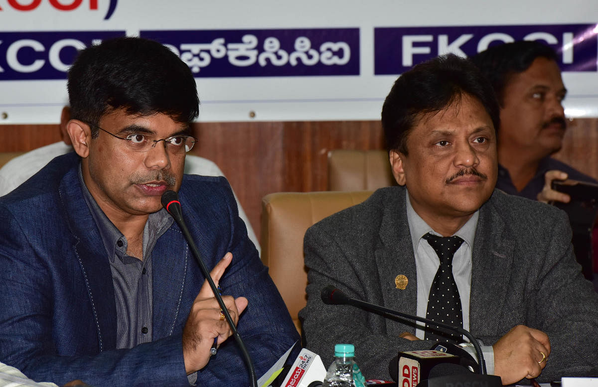 M Chandra Shekar, IGP (Economic Offences), CID, interacts with FKCCI members. FKCCI president on right, K Ravi looks on. DH Photo