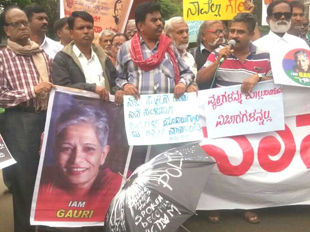 Activists of the Gauri Hatya Virodhi Vedike gathered in protest at Anand Rao circle in the city. DH photo.