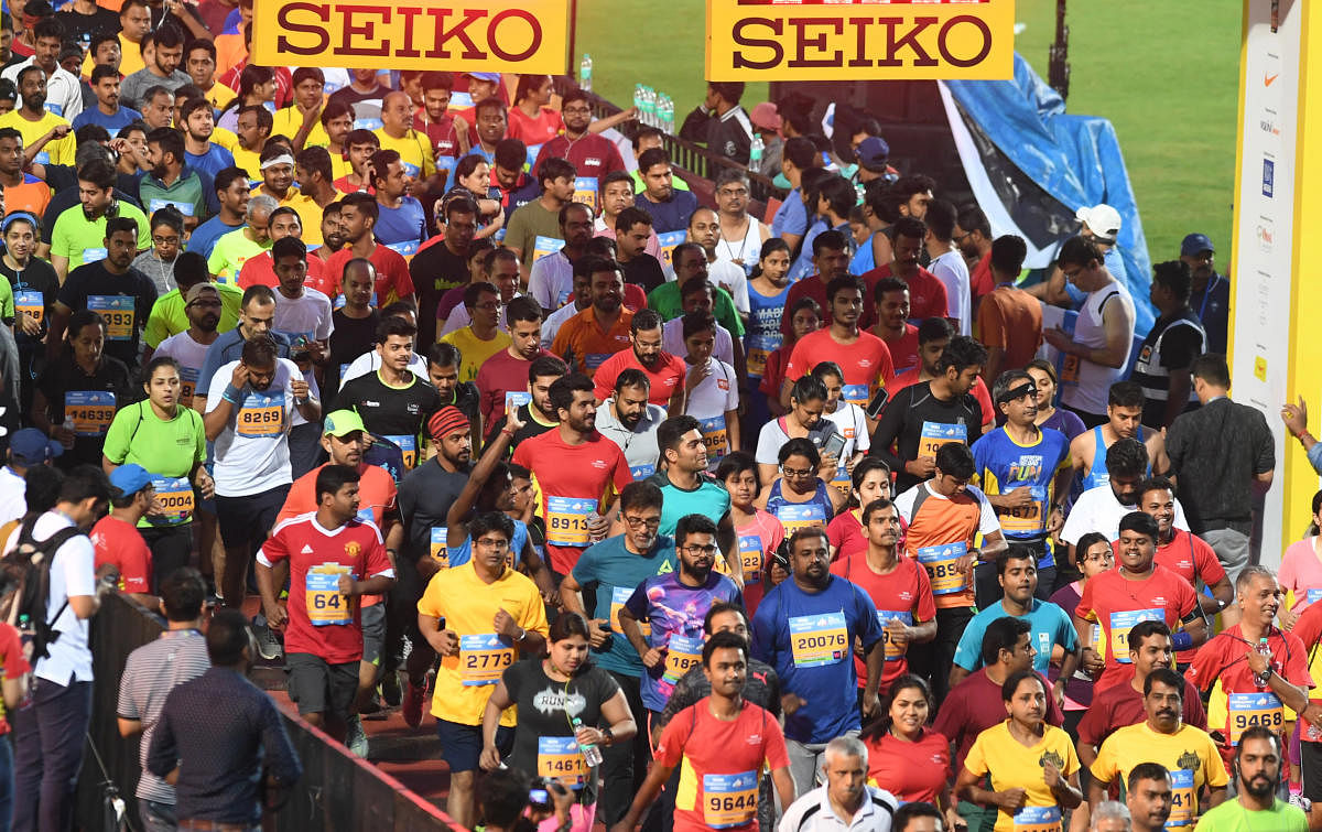 Runners are enthusiastically preparing for the 'Bengaluru Midnight Marathon'.DH PHOTO by Kishor Kumar Bolar