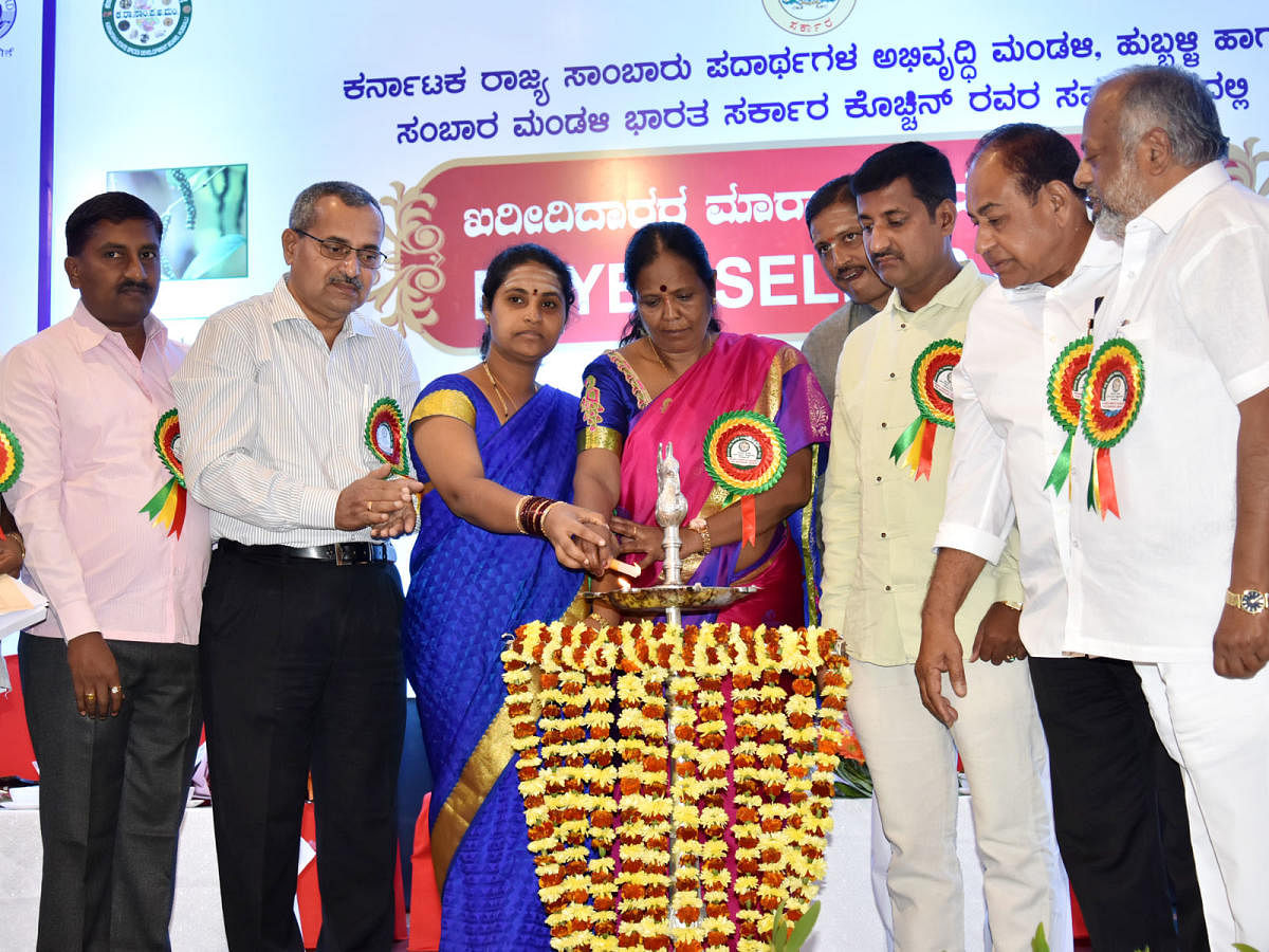 ZP President Chaitra Shirur and KSSDB Chairperson Shashikala Kavali lighting the lamp to mark the inauguration of spices buyer-seller meet held at Hotel Denissons in Hubballi on Thursday.