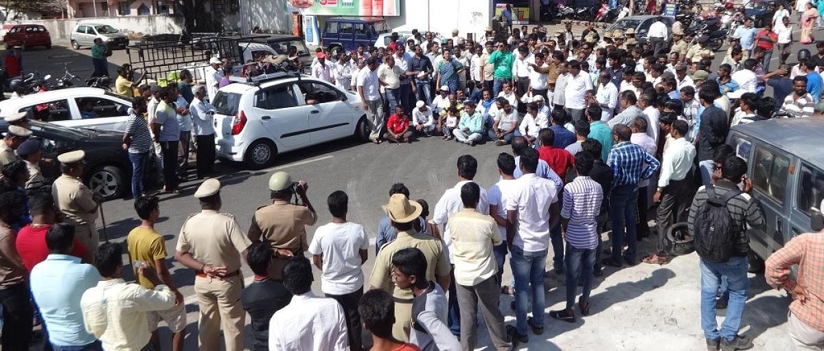 The movement of vehicles were disrupted with the protesters blocking the road near toll gate on Saturday demanding the formation of Kaveri taluk near Kushalnagar.
