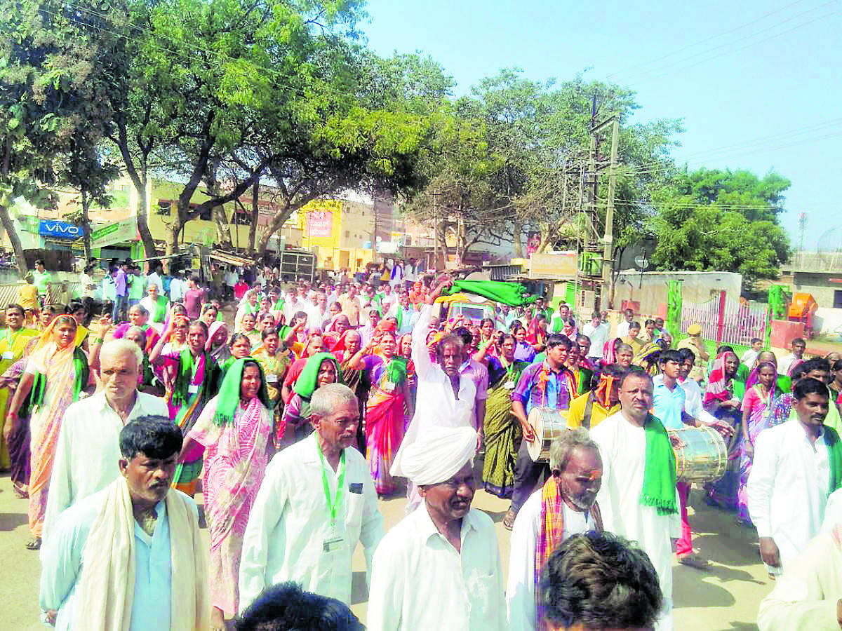 Farmers block highway demanding solution to Mahadayi water dispute