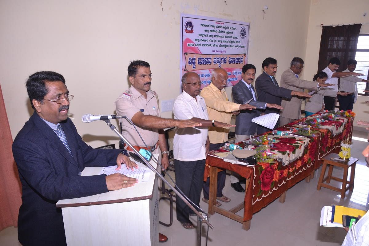 District Legal Services Authority member-secretary Basavaraj Chengati administers the oath during the World Human Rights Day at the district court in Chikkamagaluru on Sunday.