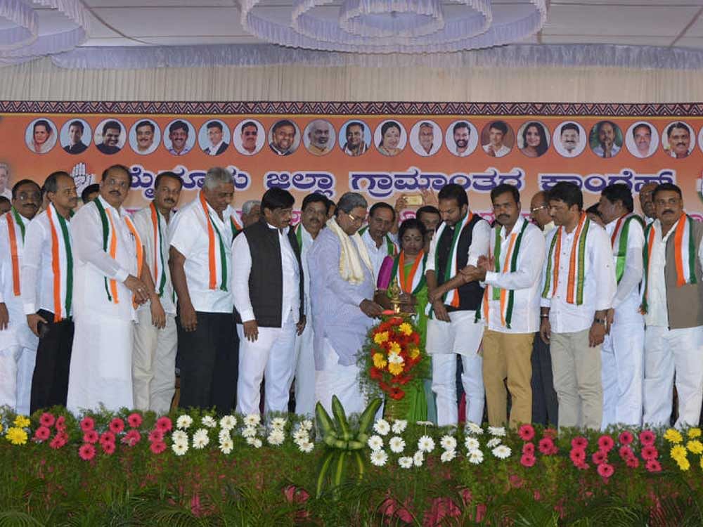 CM, Congress leaders hit out against BJP over Kumta violence