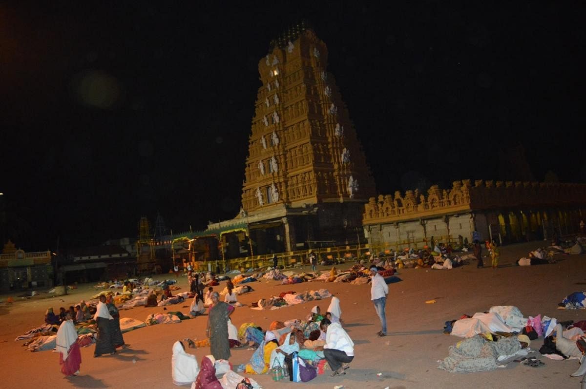 Devotees are forced to sleep in open braving chilly weather on the premises of Srikanteshwara temple in Nanjangud, Mysuru district. The Dakshina Kashi lacks accommodation facilities.