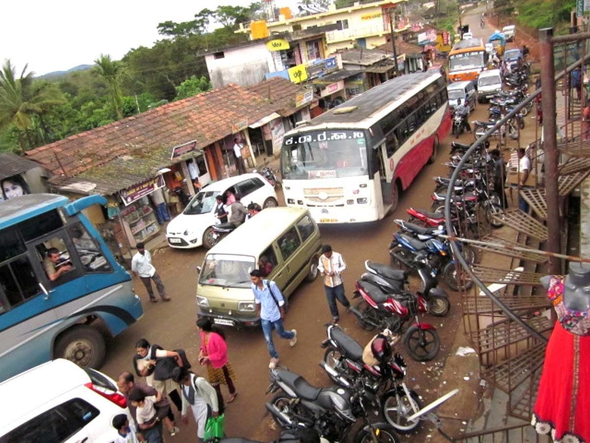 The density of vehicles on Field Marshal Cariappa Road in Shanivarasanthe.