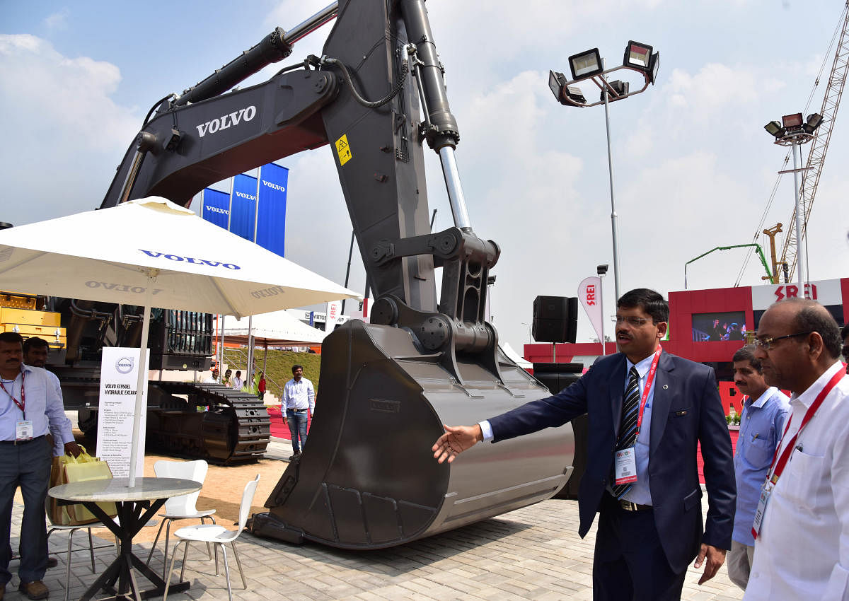 Union Minister of Heavy Industries and Public Enterprises, Anant G Geete, visited the stall s after he inaugurate the EXCON 2017 and Infrastructure Summit at Bangalore International Exhibition Center (BIEC) at Tumkur Road, in Bengaluru on Tuesday. Photo/ B H Shivakumar