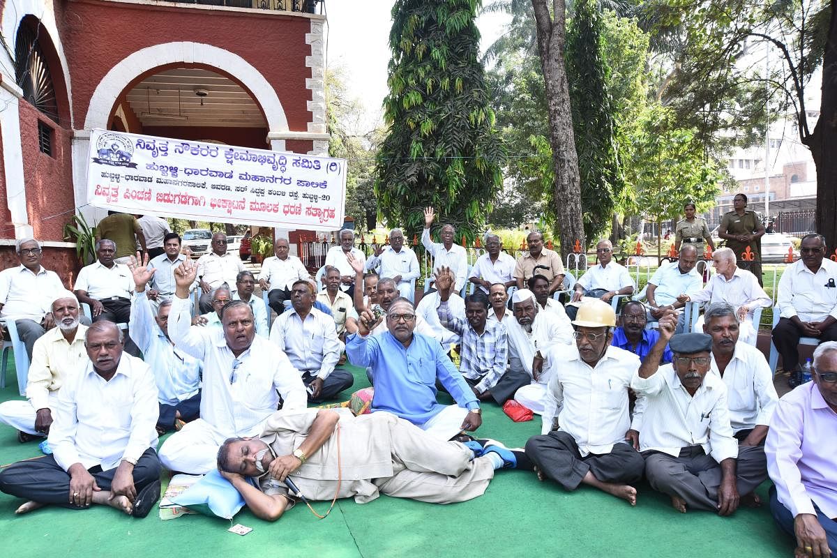 HDMC Retired Employees' Welfare Committee members stage protest in front of the HDMC commissioner's office in Hubballi on Wednesday.
