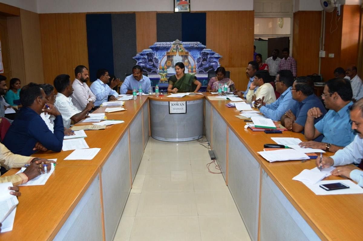 Deputy Commissioner Rohini Sindhuri chairs a meeting of all department officials, in Hassan, on Friday.
