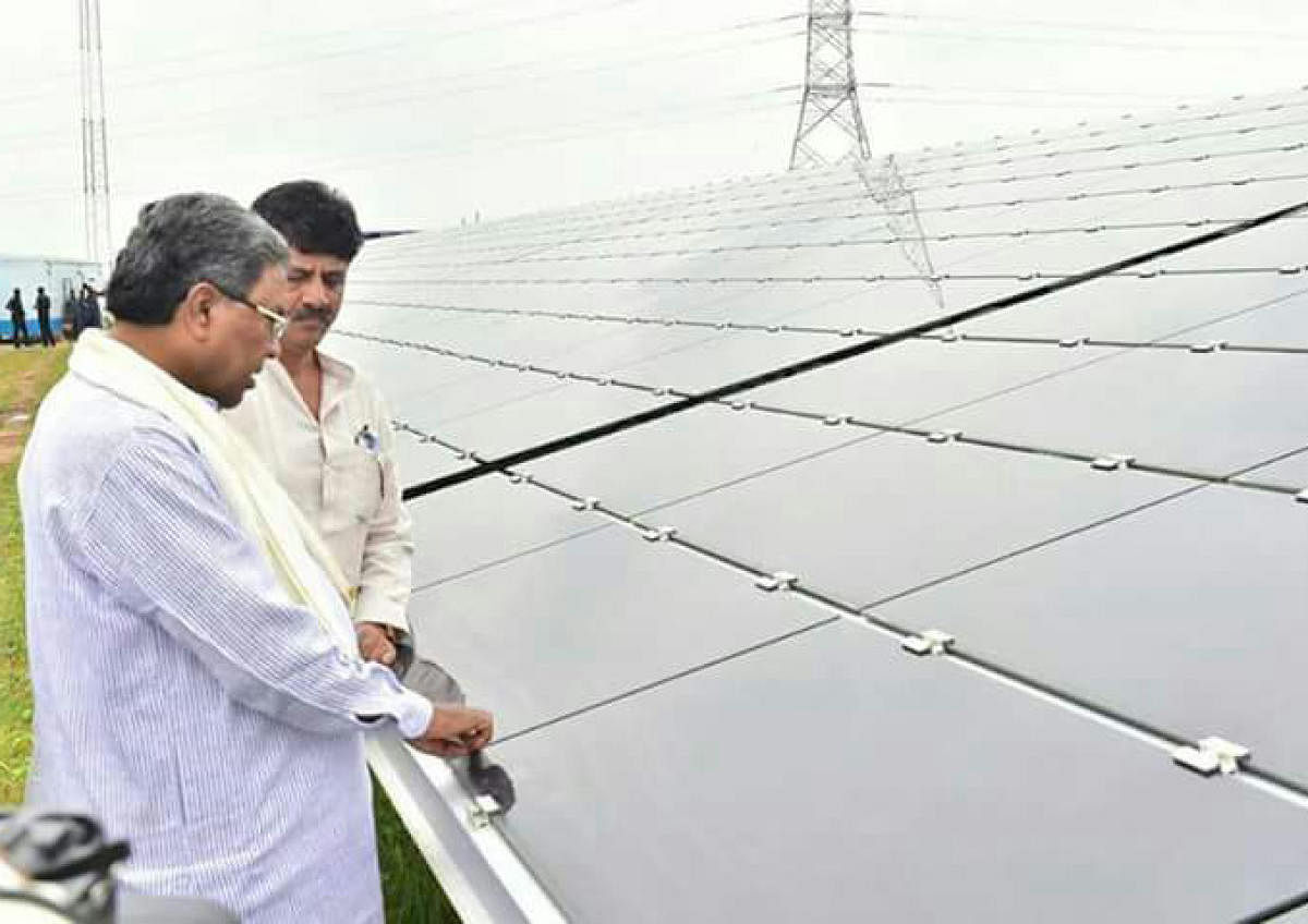 Chief Minister Siddaramaiah and Energy Minister D K Shivakumar at the solar park in Pavagad in Tumakuru district. DH File photo.