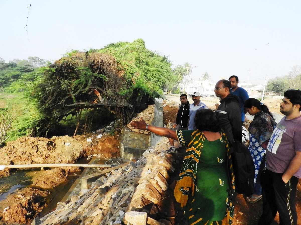 People explain about the illegal letting in of untreated sewage water into the Kukkarahalli Lake in Mysuru, to Deputy Commissioner D Randeep on Saturday.