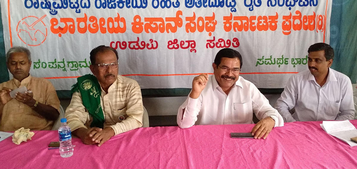 Bharatiya Kisan Sangha National president I N Basavegowda speaks to reporters in Udupi on Monday.