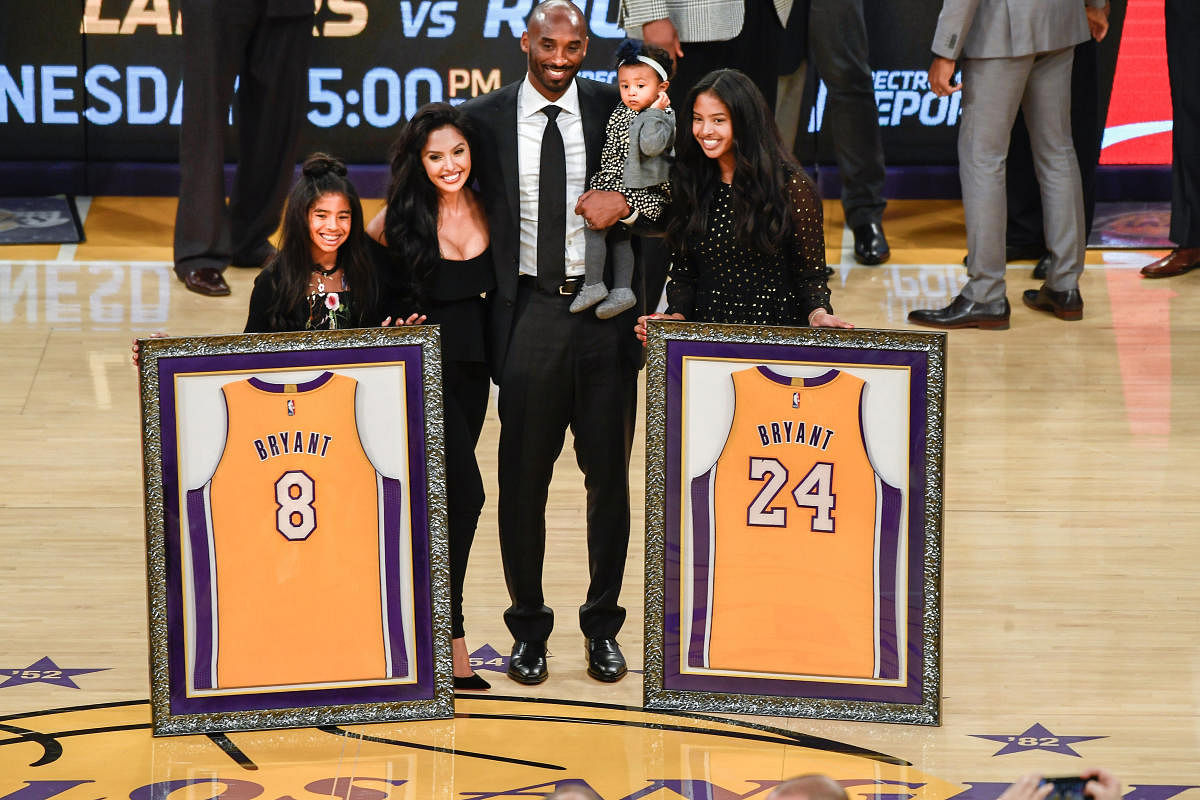 Lakers retire Kobe's jerseys