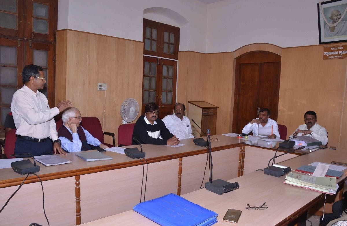 Narayana Gowda of Mudigere speaks at a meeting in Chikkamagaluru on Tuesday. Karnataka Growers' Federation president B S Jairam, MLA B B Ningaiah and DC Srirangaiah and others are present.