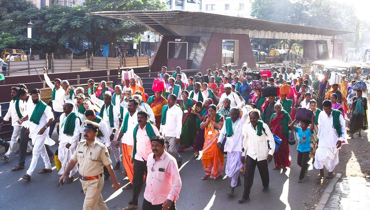 Members of Raitha Sena Karnataka and farmers take out a rally in Hubballi on Friday, before leaving for Bengaluru.