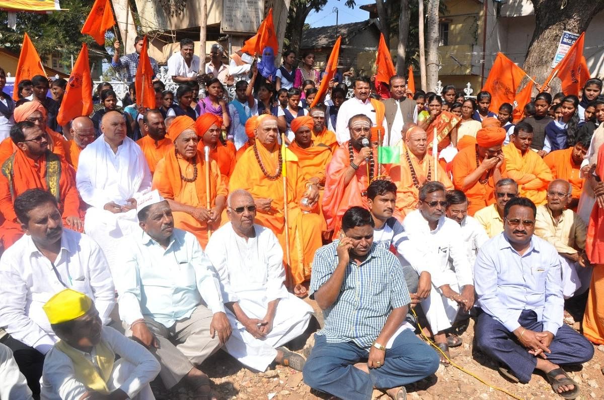 The activists joined by mutt heads stage a protest at Gandhi Circle in Gadag on Saturday, condemning the rape and murder of a schoolgirl in Vijayapura. Rambapuri, Kashi and Srishail peeth seers, Annadanishwara Swami among others are seen. DH PHOTO