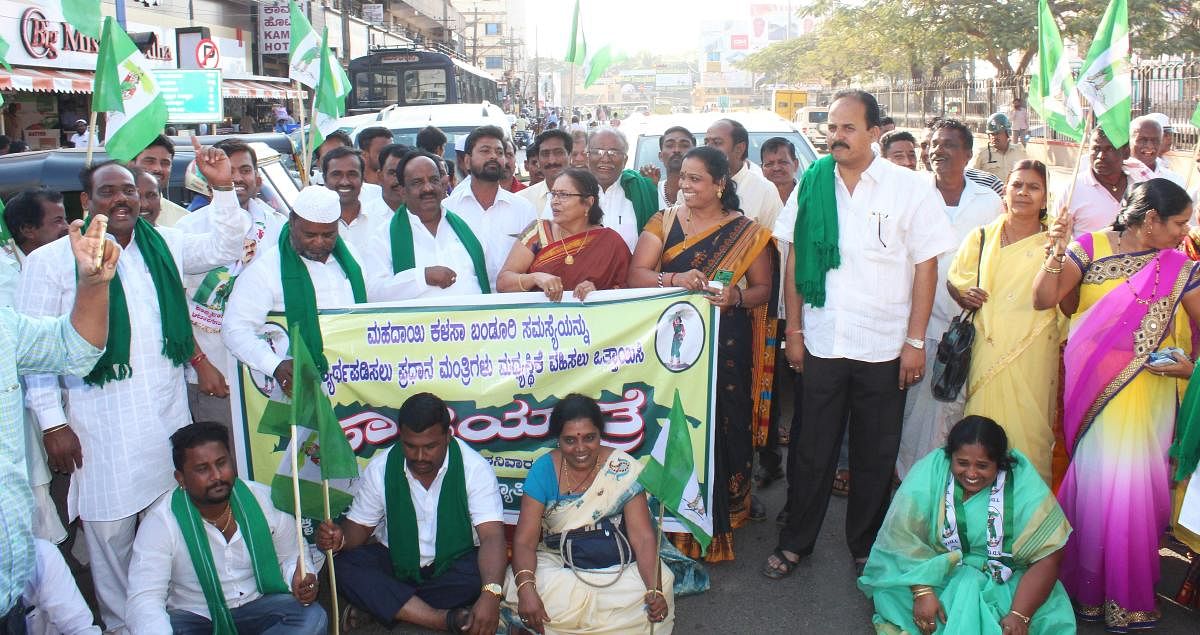 JD(S) workers stage protest near Sangolli Rayanna Circle in Hubballi on Saturday.