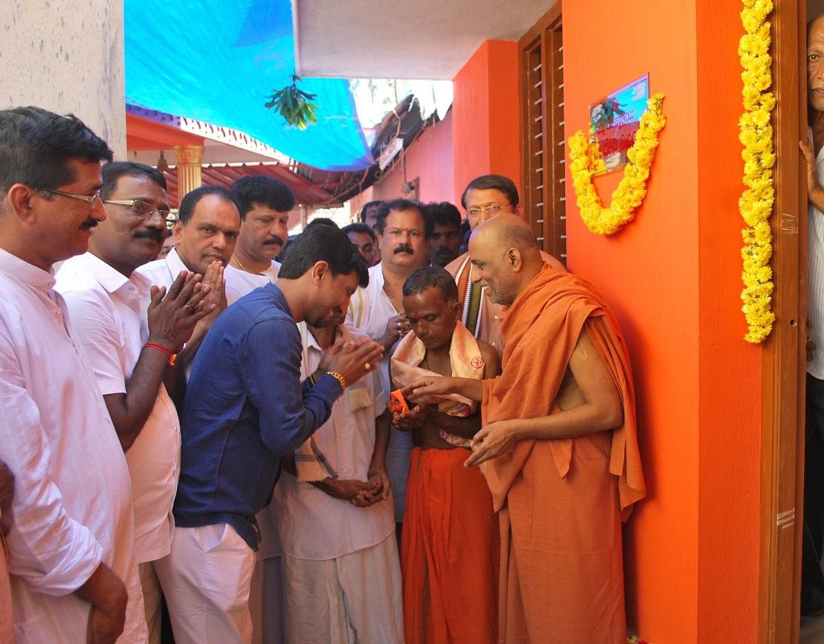 The house built by Yakshadhruva Patla Foundation at Guddupal in Konaje was handed over to Devappa Gowda on Monday.