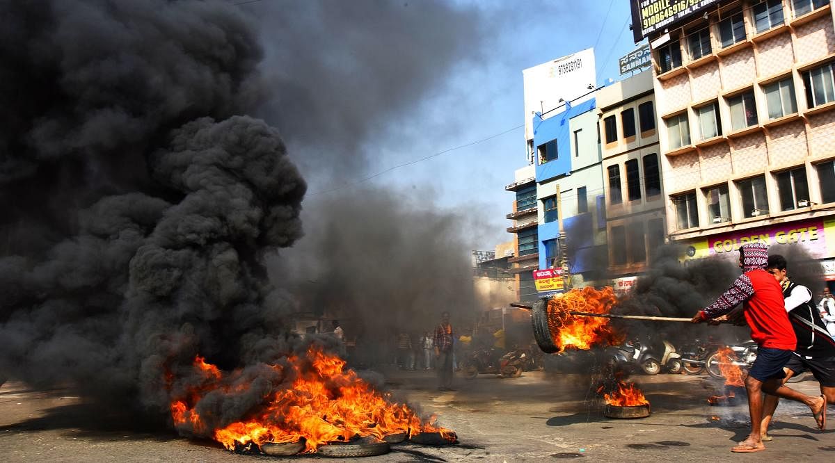 Tyres being burnt during the protests at Chennamma Circle in Hubballi on Wednesday, on the occasion of Malaprabha command area bandh.