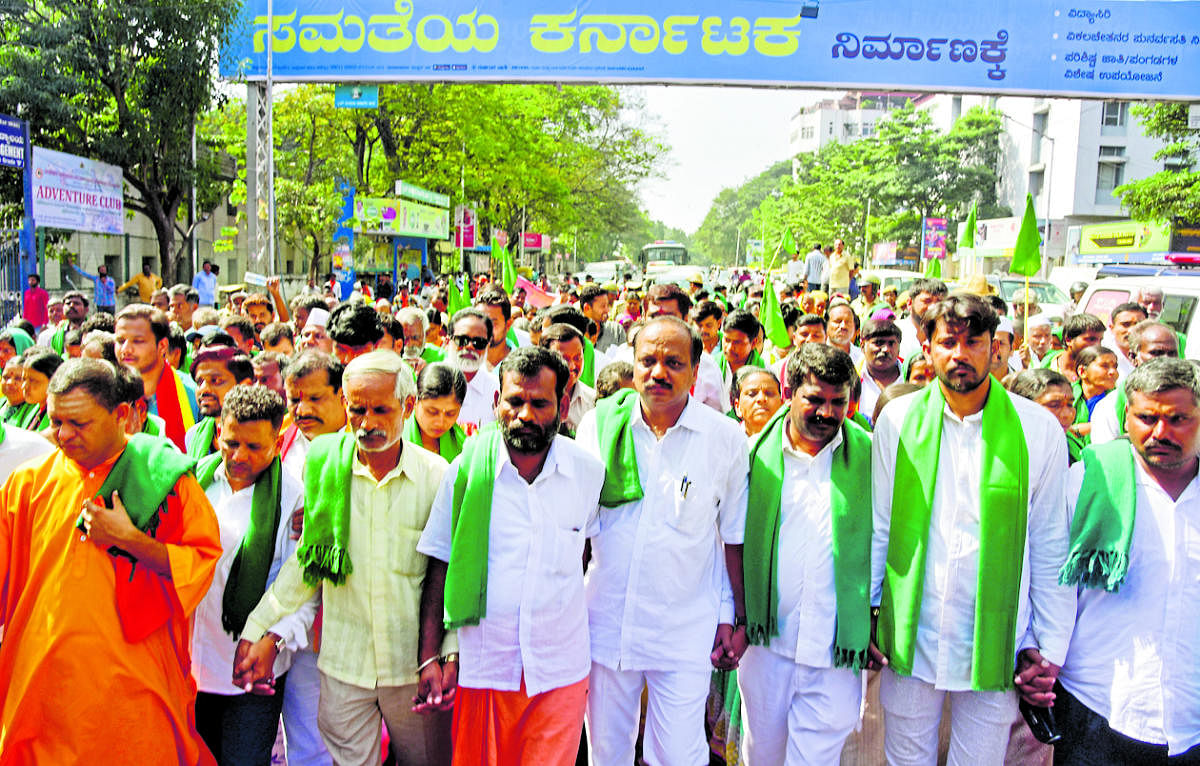 Farmers agitating for resolution of Mahadayi water dispute take out a padayatra to the Raj Bhavan in Bengaluru on Wednesday. DH Photo