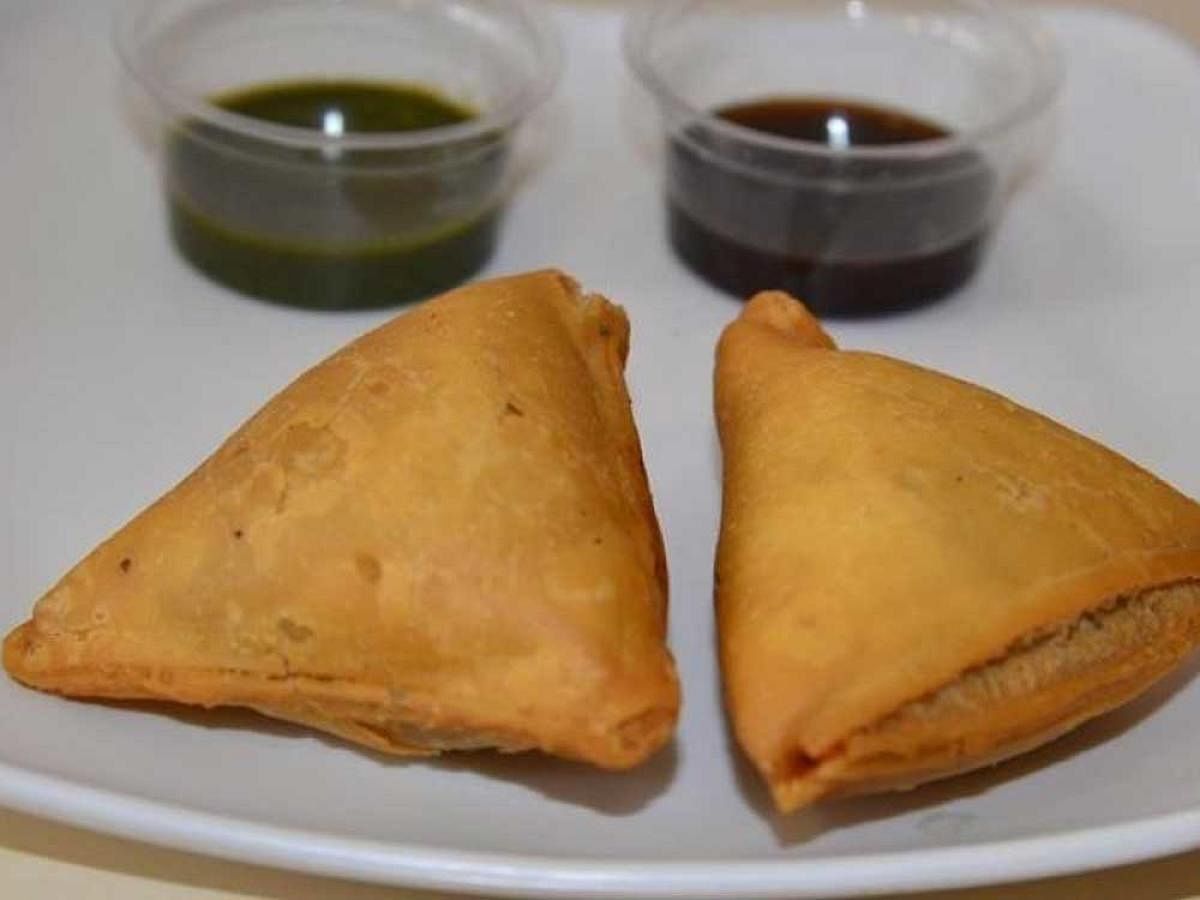 Among the various entries in the competition were samosas that featured almonds and cashews drizzled with chocolate; chocolate covered in edible glitter; Margherita pizza filling and chicken jalapeno. DH file photo for representation