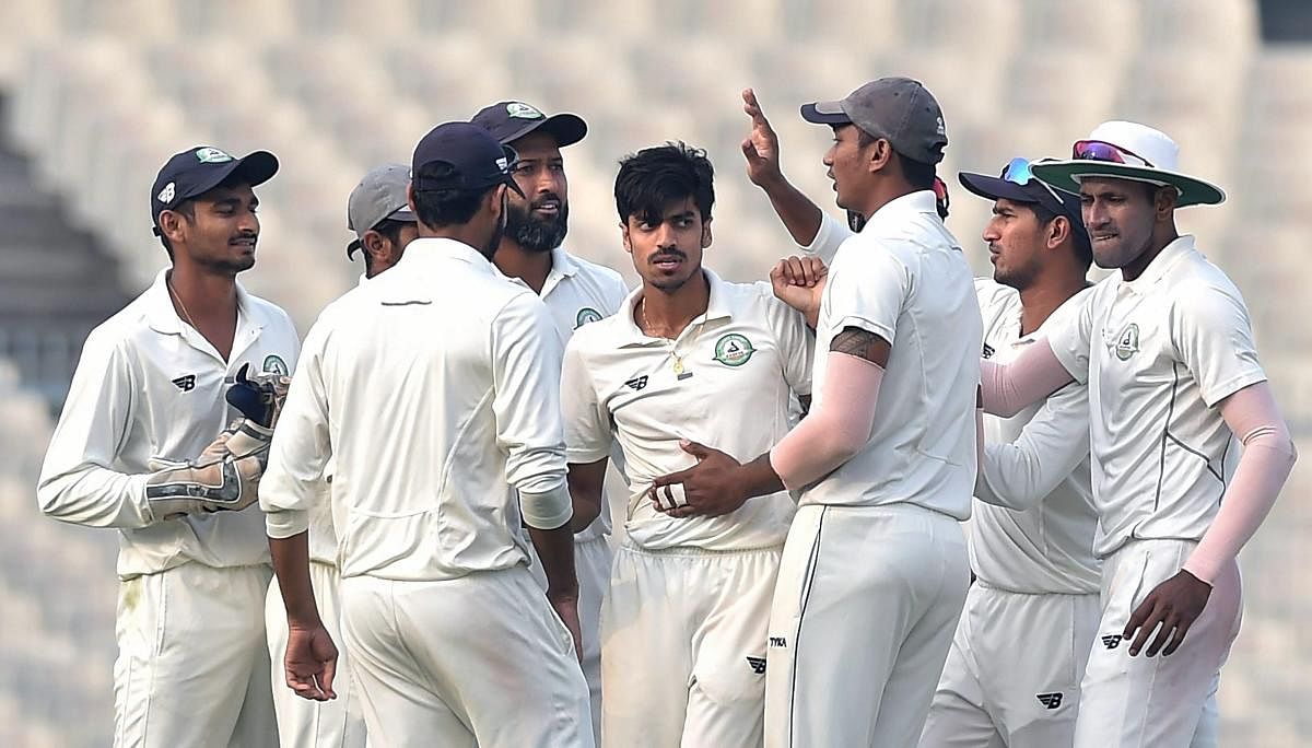 MAIN MAN Medium pacer Rajneesh Gurbani (centre) will play a key role in Vidarbha's chase of a maiden Ranji Trophy title when they take on Delhi in the final from Friday. PTI