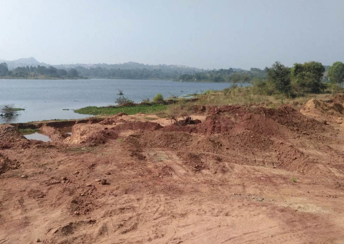 Illegal soil extraction at Tippagondanahalli, near Bengaluru. DH Photo