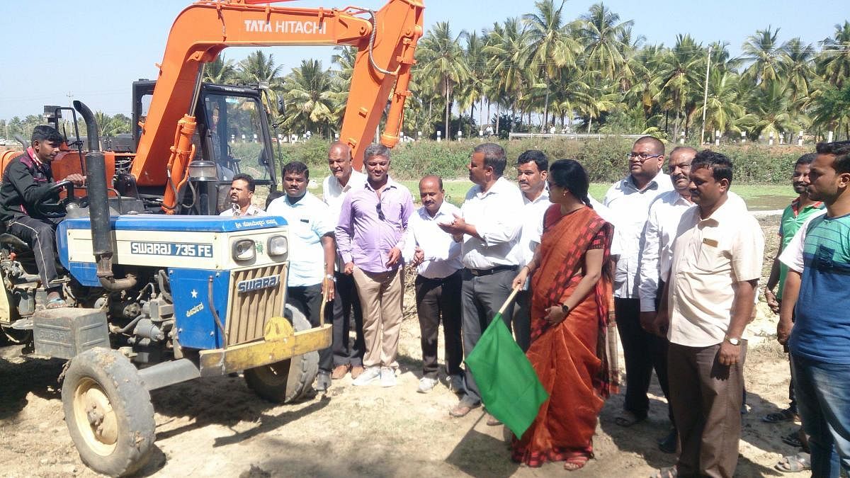 Deputy Commissioner Rohini Sindhuri launched desilting of Rachenahalli Lake in Shravanabelagola, in Hassan District, on Thursday.