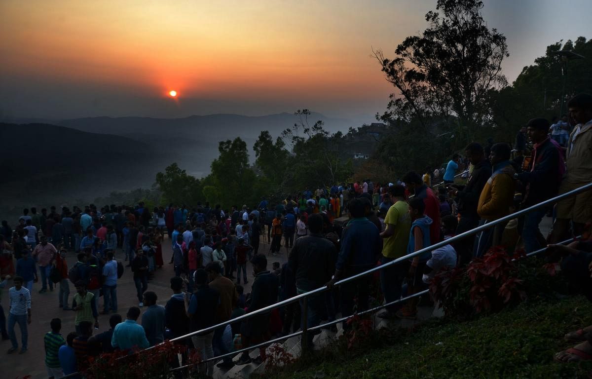 Welcome 2018: People watch the sunset near Rajaseat in Madikeri on Sunday, on the last day of 2017.
