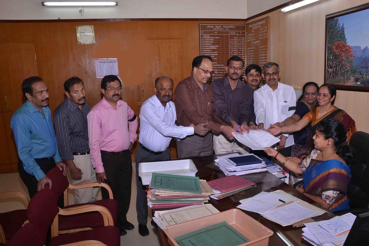 Members of Indian Medical Association (IMA) district chapter submit a memorandum to Additional Deputy Commissioner M L Vaishali in Chikkamagaluru on Tuesday. IMA district president Dr Shridhar, secretary Dr Shashidhar and member Dr Patrick look on.