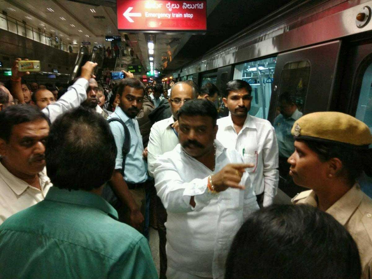 Power glitch leads to chaos in Metro during peak hours