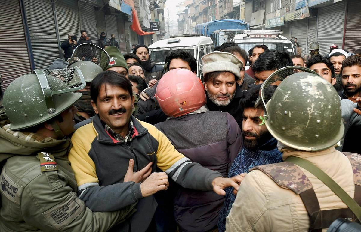 Police detaining JKLF chairman Yasin Malik, PTI file photo