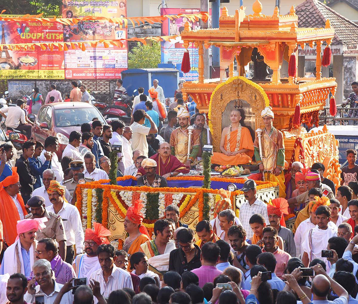 Devotees accord a grand welcome to Palimaru Mutt seer Sri Vidyadheesha Theertha Swami when he arrived at Udupi (Pura Pravesha) on Wednesday.