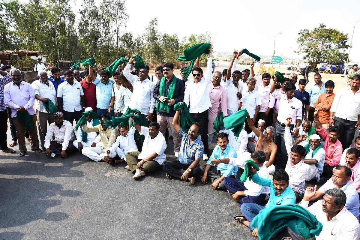 Mahadayi agitators stage rasta roko at Gabbur Cross in Hubballi on Wednesday.