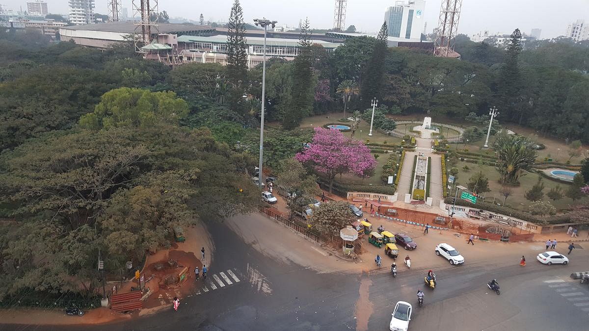 Construction work on the integrated skywalk is in full swing at the Mahatma Gandhi Circle. Seen here are the lift shaft taking shape near the Gandhi Park and preliminary work on the pillar on the Cubbon Park side. DH Photo / Rasheed Kappan