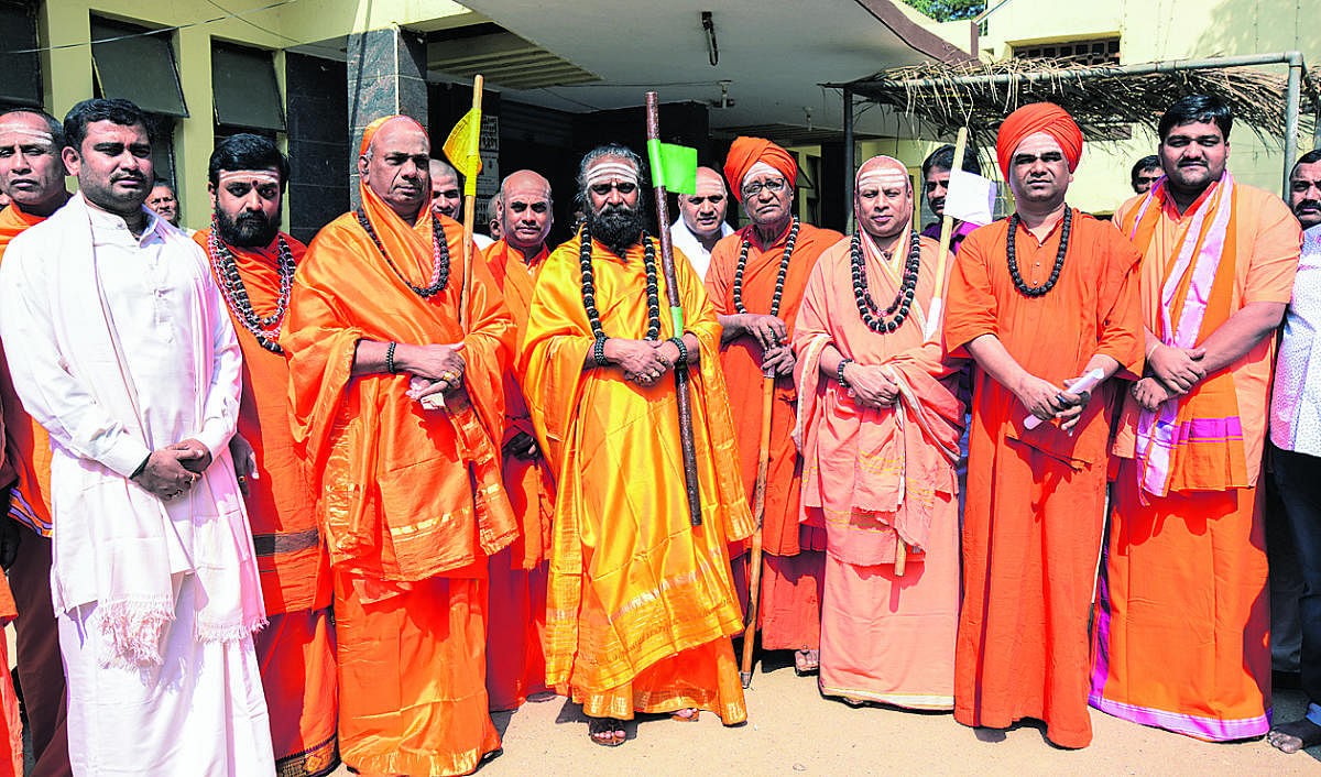 The pontiffis of Panch Peeth Mutts have resolved to fight against the efforts to bifurcate Veerashaiva-Lingayat community. DH FILE PHOTO