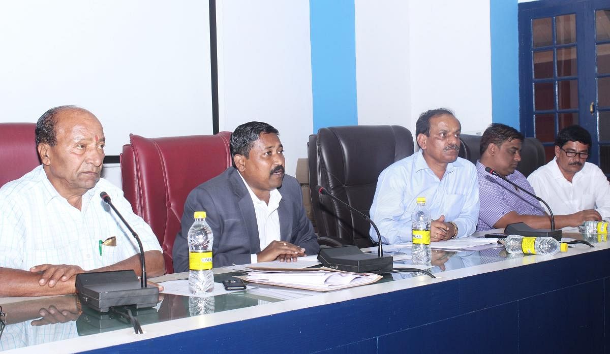 HDMC Commissioner Major (retd) Siddhalingayya Hiremath (second from left) speaks at the meeting on water supply management, in Hubballi. Mayor D K Chavan, and others are present.